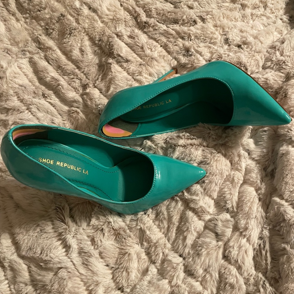 Excellent condition turquoise green super high heel pumps.